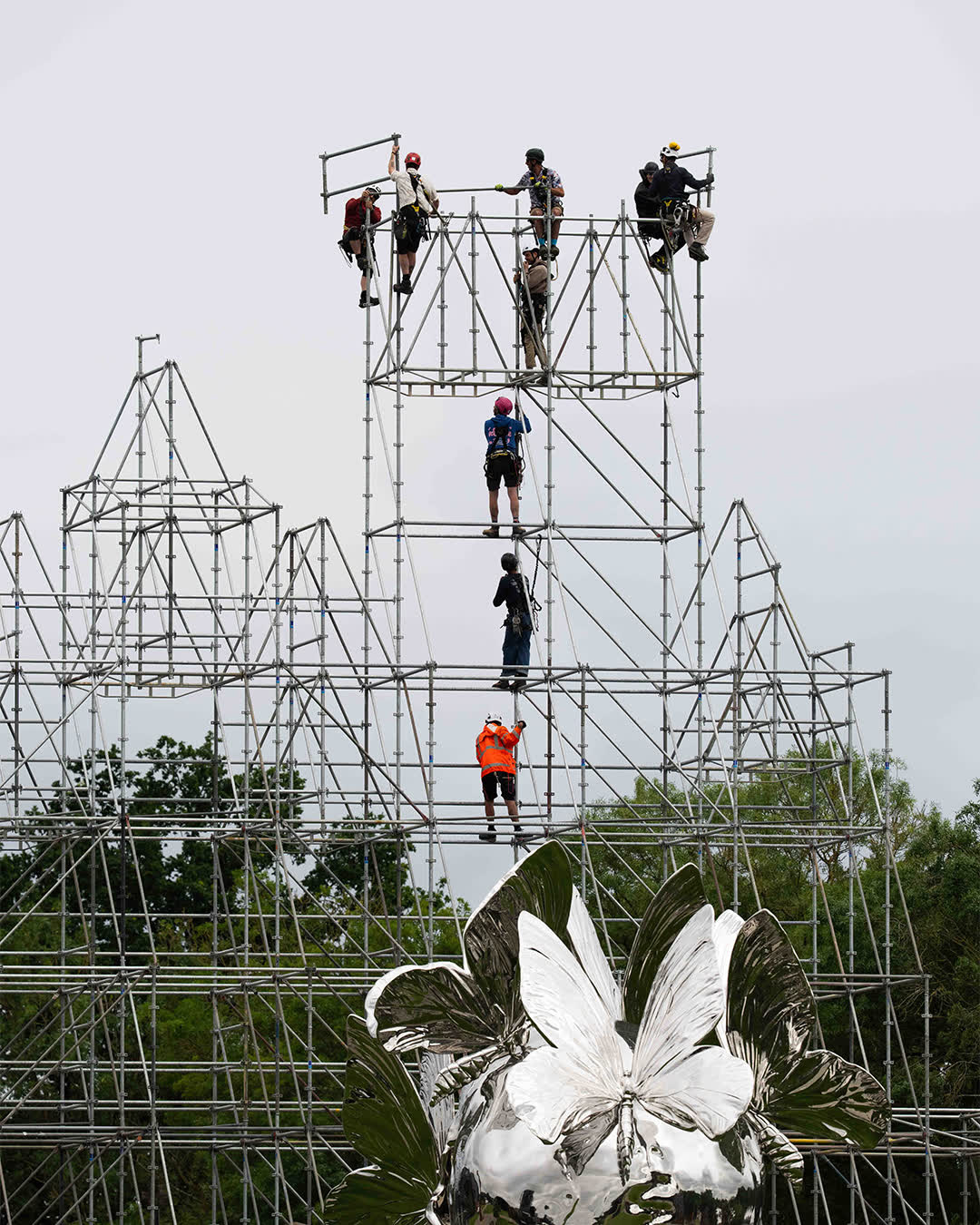 Tours d'échafaudage Rig'Up montées en extérieur pour une structure scénique