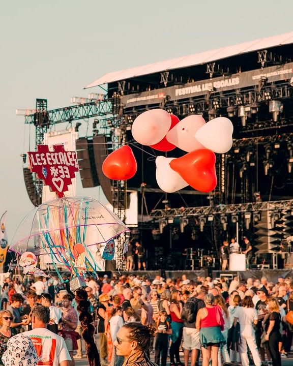 Scène événementielle Rig'Up et public lors d'un festival en plein air