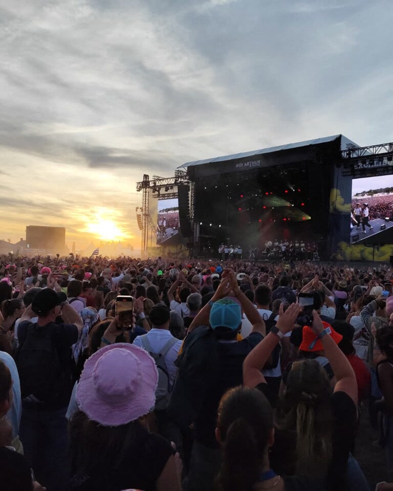 Festival du Roi Arthur, scène et public au coucher du soleil