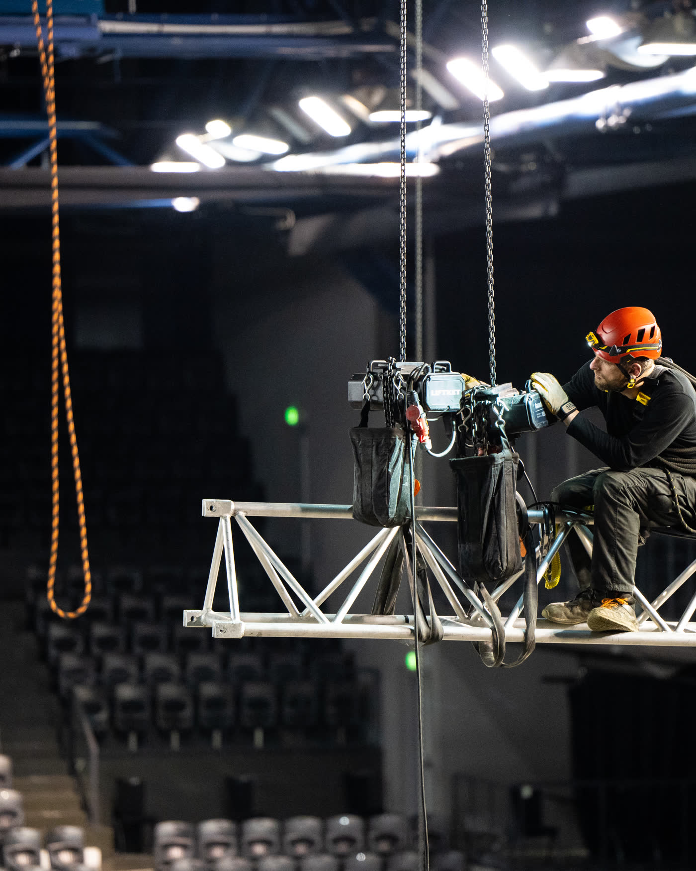 Riggers Rig'Up en intervention sur un pont suspendu au-dessus des gradins
