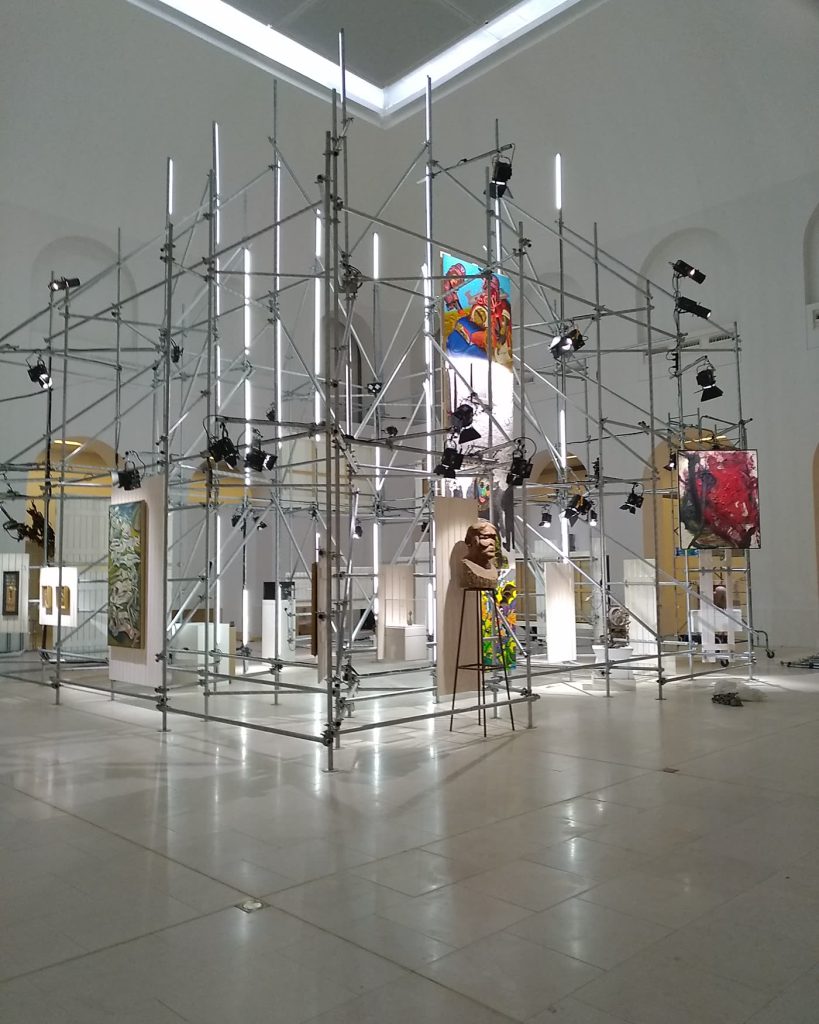 Structure scénique blanche montée pour la tournée Zaho de Sagazan